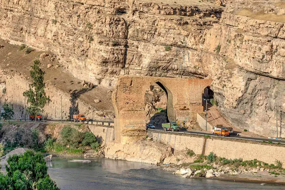 عروس طبیعت ایران چشمها را به مهمانی تلاقی آب و صخره فرا میخواند عروس طبیعت ایران چشمها را به مهمانی تلاقی آب و صخره فرا میخواند